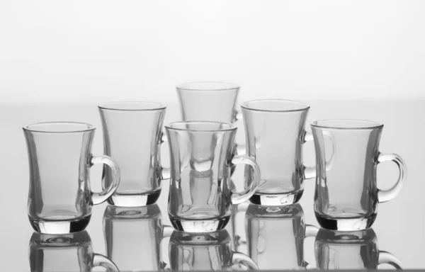 茶の6つの空のカップのセット白い背景に分離ハンドル付き — ストック写真