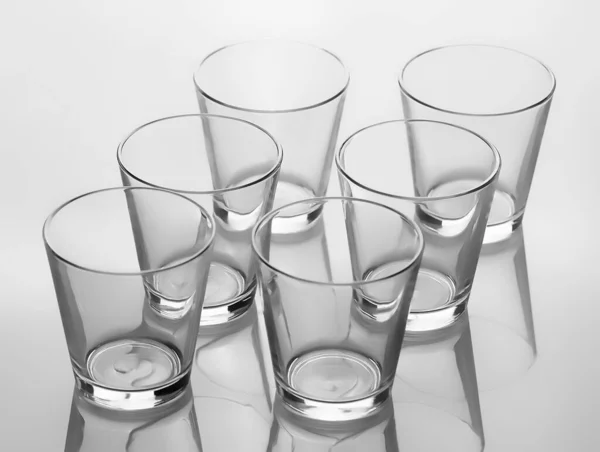 Ensemble Six Verres Vides Pour Eau Isolée Sur Fond Blanc — Photo