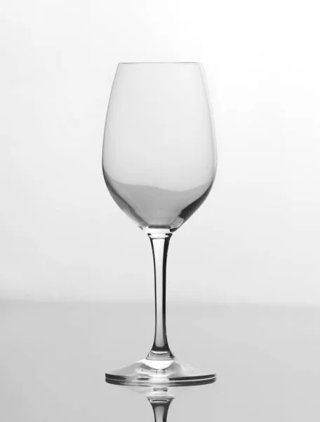 Kaca Anggur Kosong Terisolasi Pada Latar Belakang Putih — Stok Foto