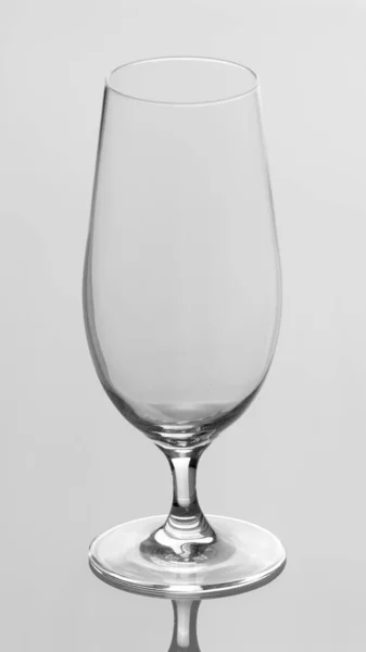 白い背景に隔離された空のガラス — ストック写真
