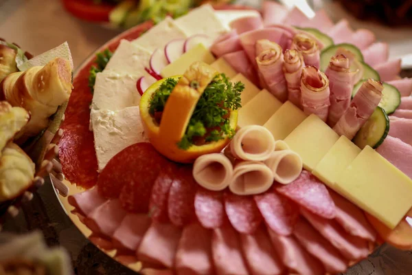 Lezzetli salamlı yemek tepsisi, dilimlenmiş jambon, sosis ve sarı peynir.