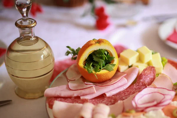 Bandeja Comida Con Delicioso Salami Trozos Jamón Rodajas Salchichas Queso —  Fotos de Stock