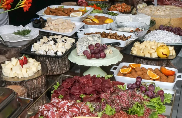 Bandeja Comida Con Delicioso Diferente Queso Con Delicioso Salami Trozos —  Fotos de Stock