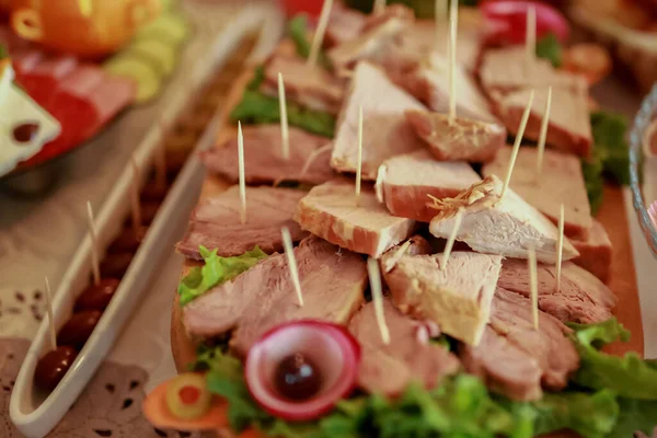 用烤猪肉做的食品盘 切成小块 在餐桌上举行婚礼庆祝 — 图库照片