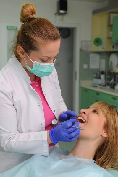 Tandläkare Sätter Tandfasader Patient Och Korrigering Tänder — Stockfoto