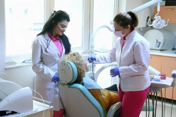 Γιατρός Και Νοσοκόμα Προετοιμάζουν Νεαρή Γυναίκα Ασθενή Για Την Οδοντιατρική — Φωτογραφία Αρχείου