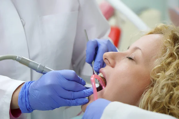 Γιατρός Προετοιμάσει Νεαρή Γυναίκα Ασθενή Για Την Οδοντιατρική Επέμβαση — Φωτογραφία Αρχείου