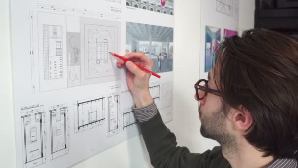 Jeune Architecte Avec Des Notes Usure Décontractée Dans Son Plan — Video