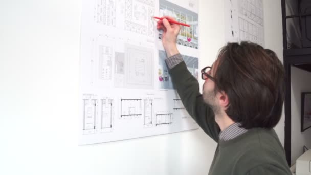 Joven Arquitecto Con Notas Ropa Casual Plan Construcción — Vídeo de stock