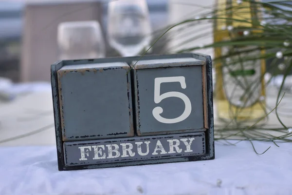 木块装在装有日期 日期和月份的盒子里 2月5日 木制方块日历 — 图库照片
