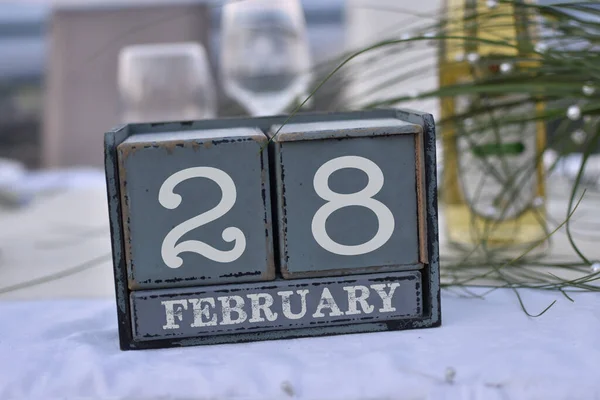 木块装在装有日期 日期和月份的盒子中 2月28日 木制方块日历 — 图库照片