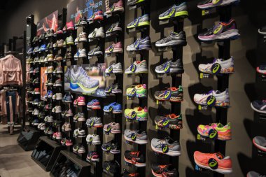 Üsküp, Kuzey Makedonya - 12 Mart 2021: Üsküp, Kuzey Makedonya 'daki Asics mağazası. Asics, ayakkabı ve spor malzemeleri üreten çok uluslu bir Japon şirketidir.