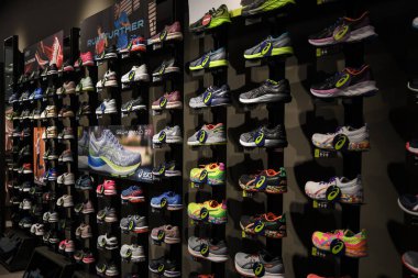 Üsküp, Kuzey Makedonya - 12 Mart 2021: Üsküp, Kuzey Makedonya 'daki Asics mağazası. Asics, ayakkabı ve spor malzemeleri üreten çok uluslu bir Japon şirketidir.