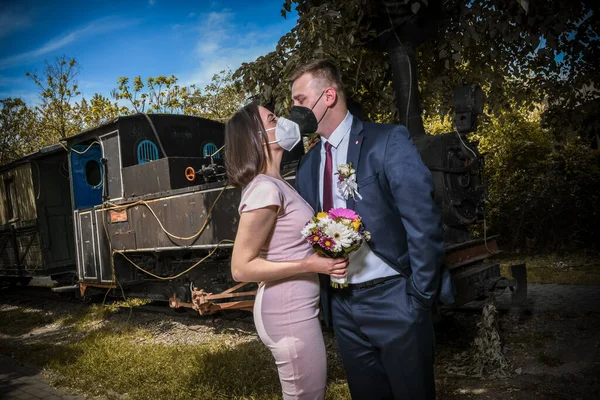 Wedding Couples Medical Masks Poses Park Newlyweds Coronavirus Pandemic Facial — Stock Photo, Image