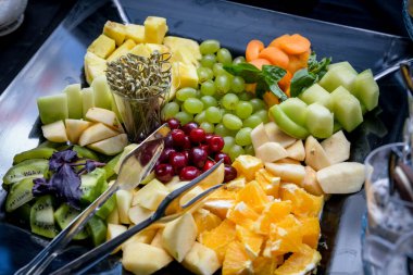 Bir kâse dolusu taze meyvenin karışımı.