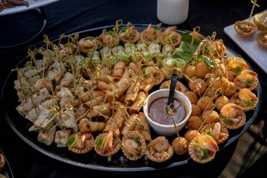 Lezzetli ve farklı ambalajlı yemek tepsisi lezzetli salam, dilimlenmiş jambon, sosis.