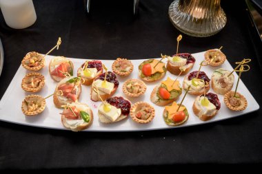 Lezzetli ve farklı peynirli yemek tepsisi lezzetli salam, dilimlenmiş jambon, sosis.