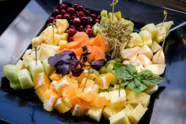 Bir kâse dolusu taze meyvenin karışımı.