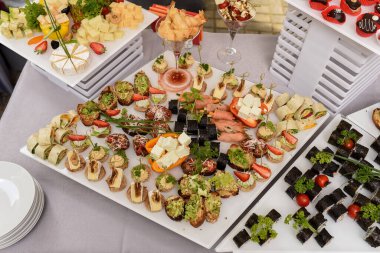 Lezzetli ve farklı peynirli yemek tepsisi lezzetli salam, dilimlenmiş jambon, sosis.