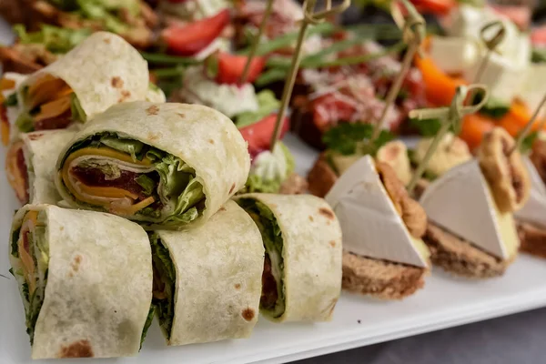 Seçici odaklanma. Birkaç parça sağlıklı taze tavuk ve salata paketi. Salatalı, peynirli ve jambonlu taze tortilla.