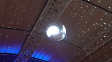 Dönen disko ayna topu. Dönen parlayan disko topu. Gece partisi kavramı