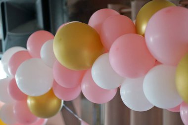 Arka plan olarak birçok renkli balon dekore edilmiş duvar. Renkli balonları olan güzel bir arka plan. Doğum günü partisi