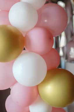 Arka plan olarak birçok renkli balon dekore edilmiş duvar. Renkli balonları olan güzel bir arka plan. Doğum günü partisi