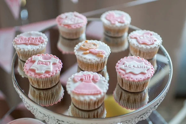 Verschiedene Formen Von Leckeren Pralinen Hausgemachte Kuchen Glänzende Glasur Und — Stockfoto