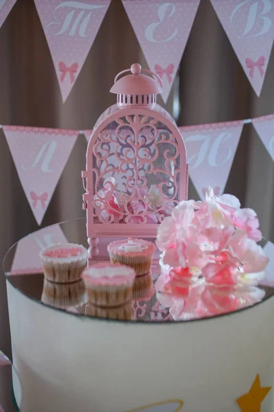Dekoration Auf Dem Tisch Für Neugeborene Geburtstagsfeier Restaurant — Stockfoto