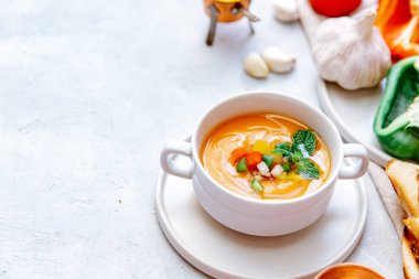 Taze gazpacho, domates çorbası, soğuk yaz yemeği. 