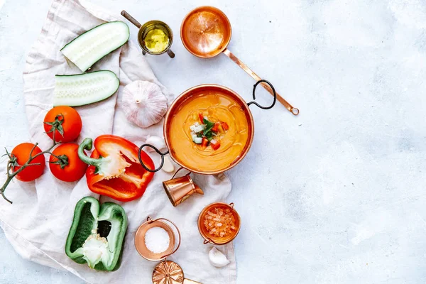Вкусный Томатный Суп Овощами Испанские Ингредиенты Гаспачо Сером Столе Вид — стоковое фото