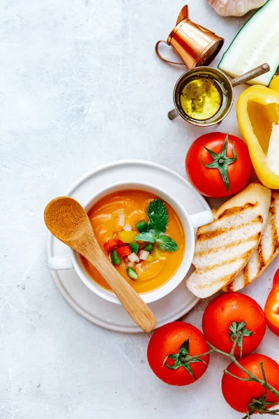 Kall Tomat Soppa Gazpacho Skål Med Ingredienser Spansk Traditionell Sommarmat — Stockfoto