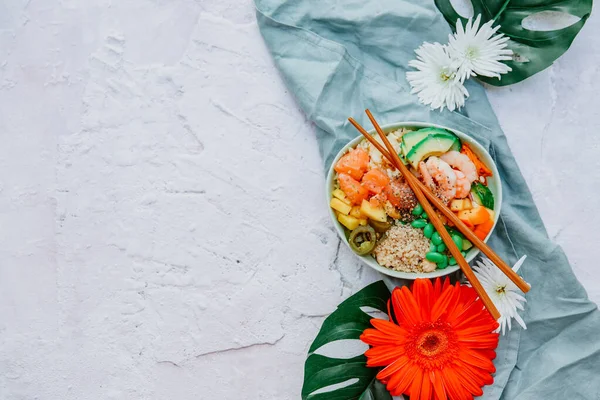 Hawaiiaanse Zalmvissenkom Met Rijst Avocado Paprika Sesamzaad Limoen Boeddha Kom — Stockfoto