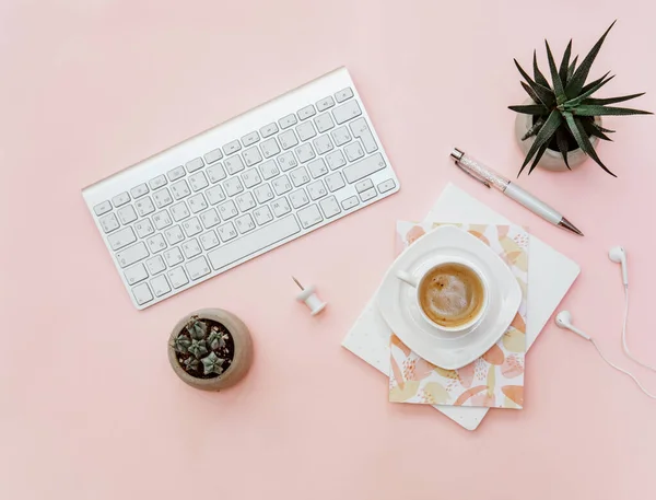Freelancer Home Office Desk Espacio Trabajo Con Teclado Taza Café — Foto de Stock