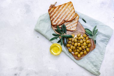 Zeytin ve taze ekmek bir masada, üst görünüm, kopyalama alanı 