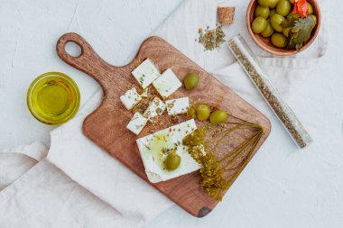 Tahtada kekik ve zeytinli Yunan peyniri..