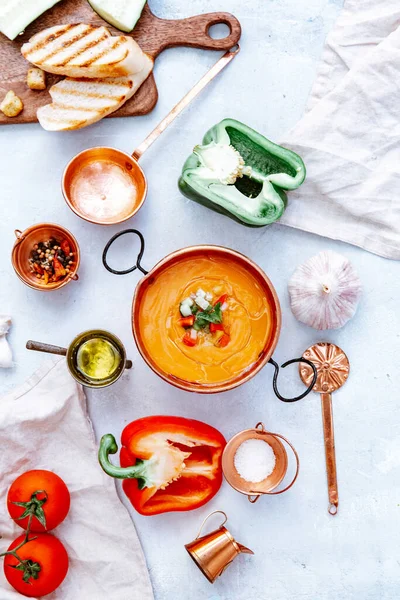 Smaklig Tomatsoppa Med Grönsaker Spanska Gazpacho Ingredienser Grått Bord Ovanifrån — Stockfoto