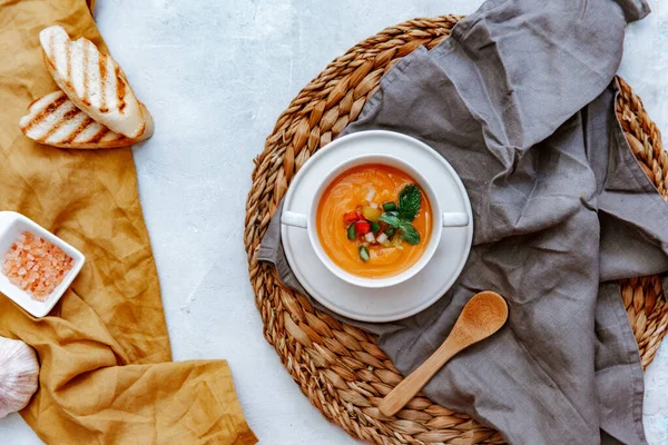 Verse Tomatensoep Broodstokje Grijze Tafel Zomereten Spaanse Gazpacho Bovenaanzicht Platte — Stockfoto