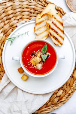 Taze soğuk domates çorbası. Yaz gazpachosu. Üst görünüm, alanı kopyala 