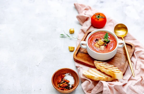 Färsk Kall Tomatsoppa Med Bröd Bordet Sommarmat Ovanifrån Kopiera Utrymme — Stockfoto