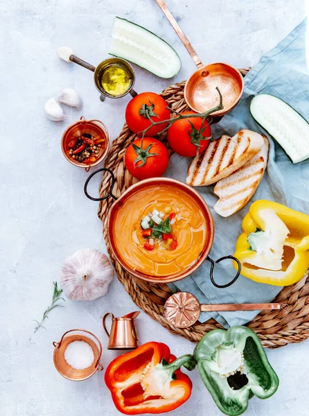 Tomatsoppa Med Grönsaker Spanska Gazpacho Ingredienser Ovanifrån Platt Låg Kopiera — Stockfoto