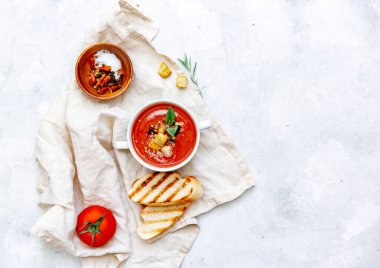 Taze soğuk domates çorbası. Yaz yemeği. Üst görünüm, alanı kopyala 