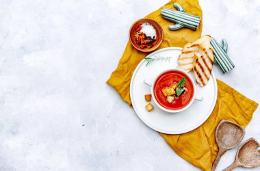 Soğuk domates çorbası. Üst görünüm, alanı kopyala 