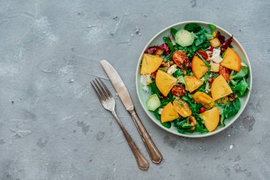 Hurmalı diyet salatası, en iyi manzara, hurmalı taze salata, ceviz, roka. Sağlıklı yemek.