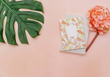Üst Görünüm Minimum tropik arkaplan, not defteri, pembe pastel arka planda çiçek 
