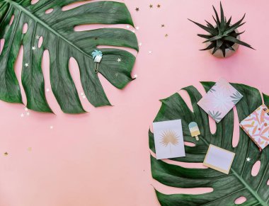 Üzerinde not defteri, bilgisayar klavyesi ve diğer ofis malzemeleri olan üst düzey pembe ofis masası. Boşluğu kopyala, düzleştir.