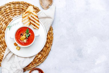Taze soğuk domates çorbası. Yaz gazpachosu. Üst görünüm, alanı kopyala 