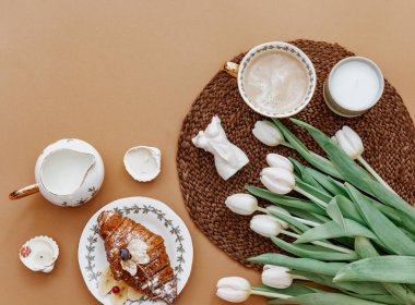 Beyaz lale buketli bir fincan kahve. Sevgililer, anneler, kadınlar günü sabah konsepti. Üst Manzara. Uzayı kopyala, düz yat .