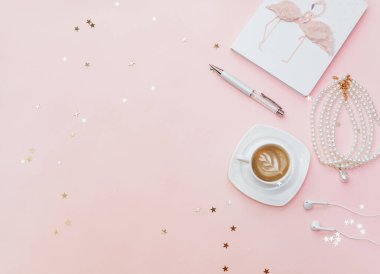 Pembe arka planda ofis çalışma alanı. Kahve ve defter blogger konsepti. Düz aksesuarlar.