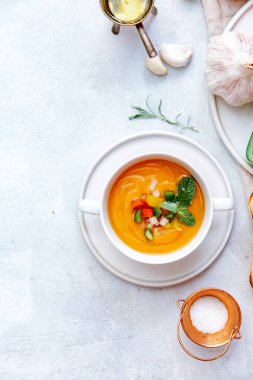 Taze gazpacho, domates çorbası, soğuk yaz yemeği. 